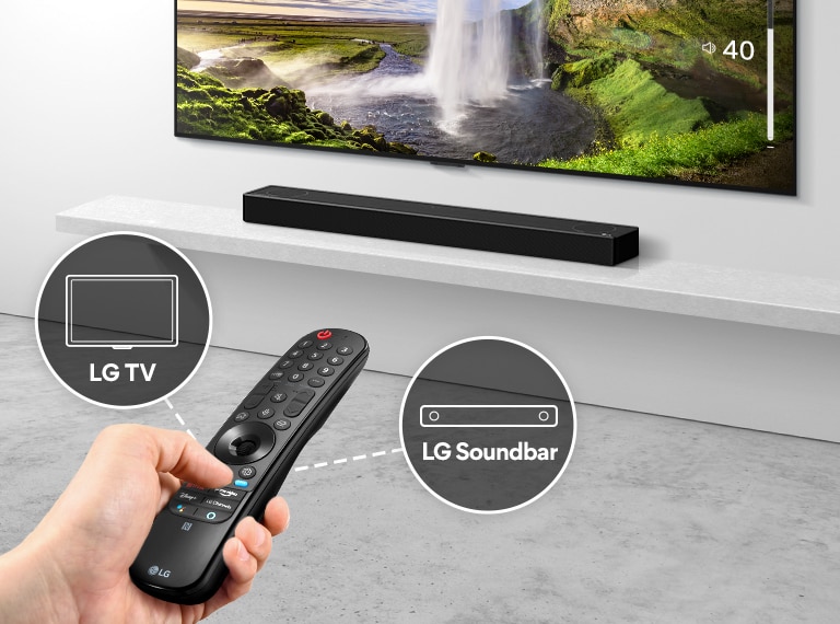 Eine Hand h?lt eine Fernbedienung, die den Fernseher und die Soundbar im Hintergrund steuert. Die Logos von LG TV und LG Soundbar sind zu sehen.
