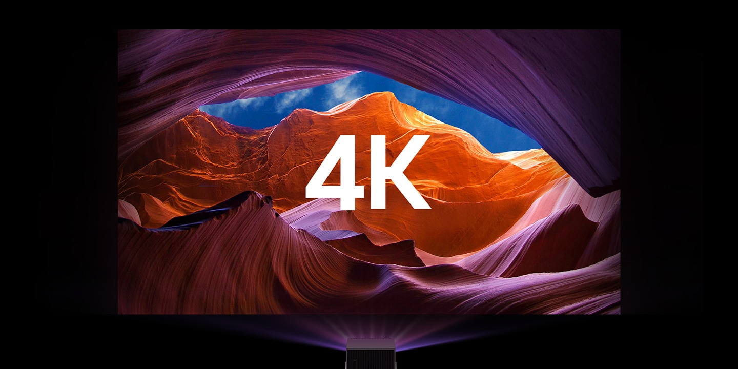 Der CineBeam Q zeigt lebendige Bilder, die nahtlos von einem kompakten Display zu einem Breitbildformat übergehen. Das Text-Overlay zeigt "bis zu 120 Zoll" und wechselt dann zu "4K", um die F?higkeiten des Projektors hervorzuheben.	