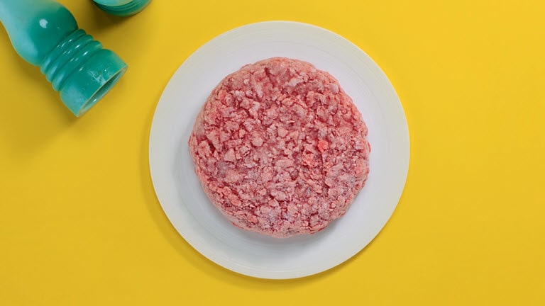 Das Video zeigt, dass ein Stück Fleisch mit LG NeoChef? gleichm??iger auftaut als mit einem herk?mmlichen Mikrowellenofen.