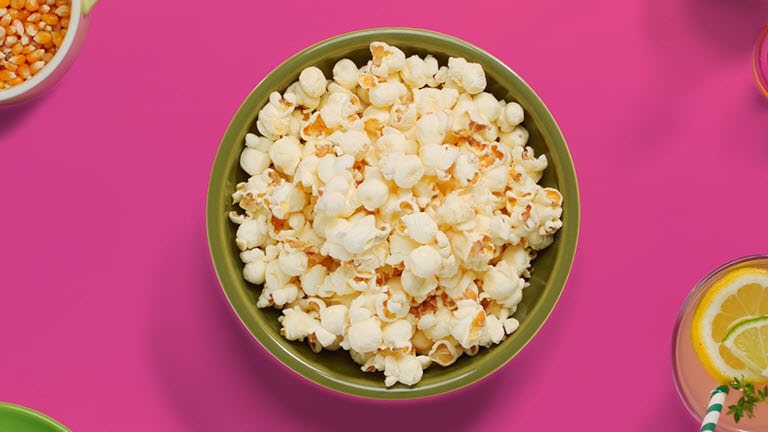 Eine Schale Popcorn mit dem LG NeoChef? schneller zubereitet wird als eine andere mit einem herk?mmlichen Mikrowellenofen.