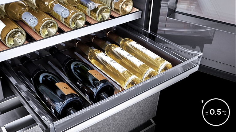 Rot- und Wei?weine werden in den LG SIGNATURE Weinkühlschrank gelegt.