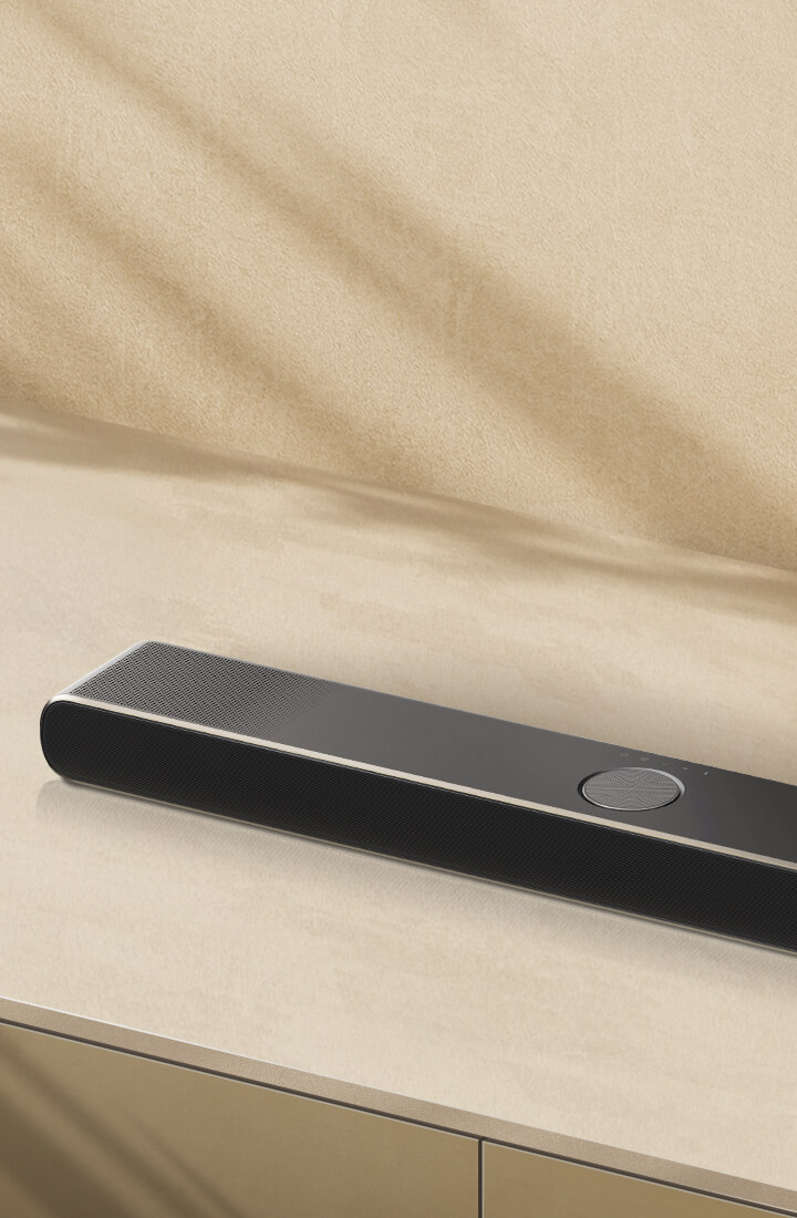Die LG Soundbar steht vor einem schwarzen Hintergrund und zeigt ihr Design von oben bis in die Ecken. Wei?e Tr?pfchen projizieren aus der Mitte und den Enden der Soundbar wie ein Wasserfall und stellen den aufsteigenden Klang dar. 