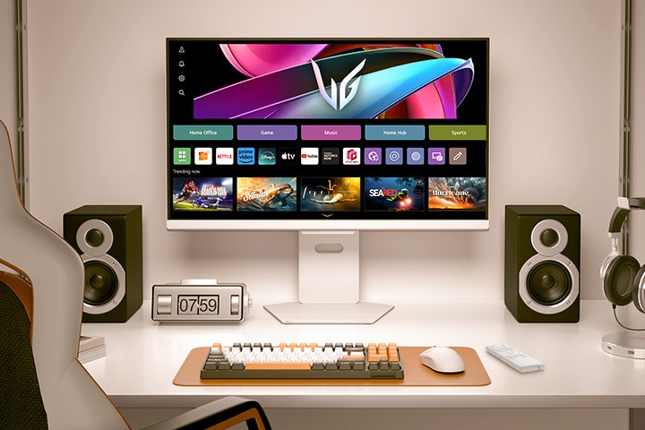 Vorderansicht eines Monitors mit webOS-Oberfl?che am Bildschirm.
