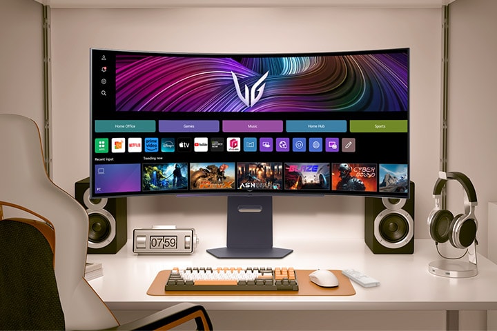 Das Video zeigt einen nach vorne gerichteten Monitor auf einem Schreibtisch, der zwischen webOS-Bildern und Gameplay-Darstellungen wechselt.