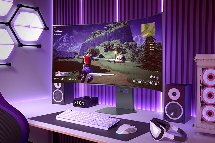 Curved Gaming-Monitor, der eine Action-Abenteuer-Szene in einem lebendigen Gaming-Setup mit lila Beleuchtung zeigt, in der N?he steht ein PC-Tower.