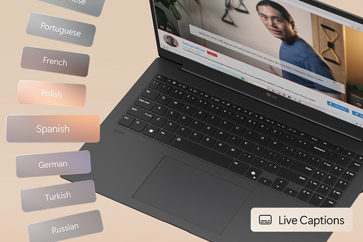 Auf dem Laptop-Bildschirm wird eine Live-übertragung angezeigt, die einen sprechenden Mann zeigt. W?hrend er spricht, erscheinen am unteren Bildschirmrand Untertitel mit automatischen übersetzungen.