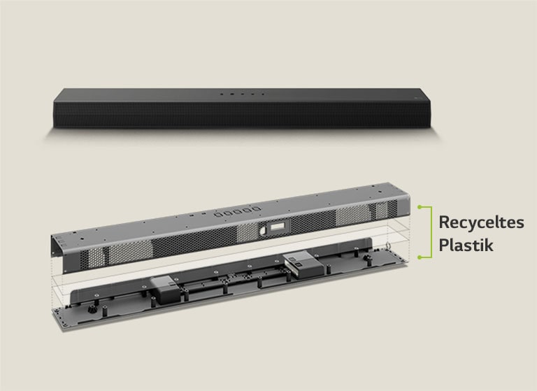 Es gibt eine Frontalperspektive der Soundbar von hinten und eine Abbildung des Metallrahmens der Soundbar von vorne. Ein schr?ger Blick auf die Rückseite des Metallrahmens der Soundbar mit der Aufschrift ?Recycelter Kunststoff“ an der Kante des Rahmens.	