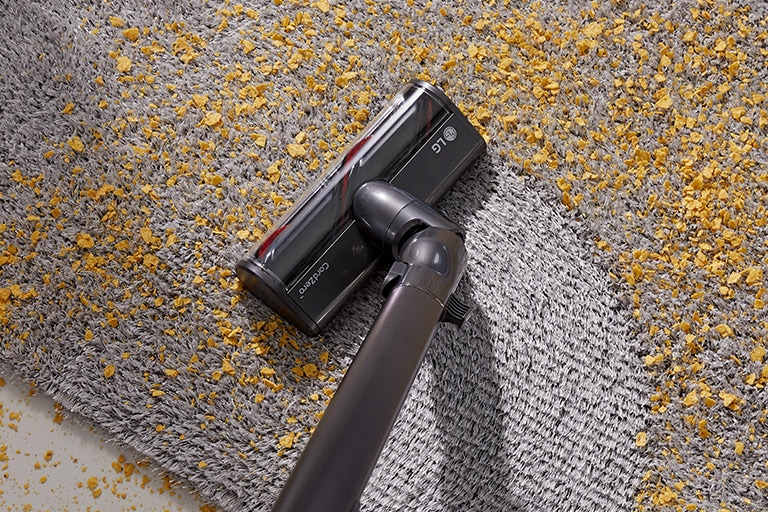 Die leistungsstarke Teppichdüse saugt einen ganzen Beutel mit Sp?nen von einem Teppich auf.