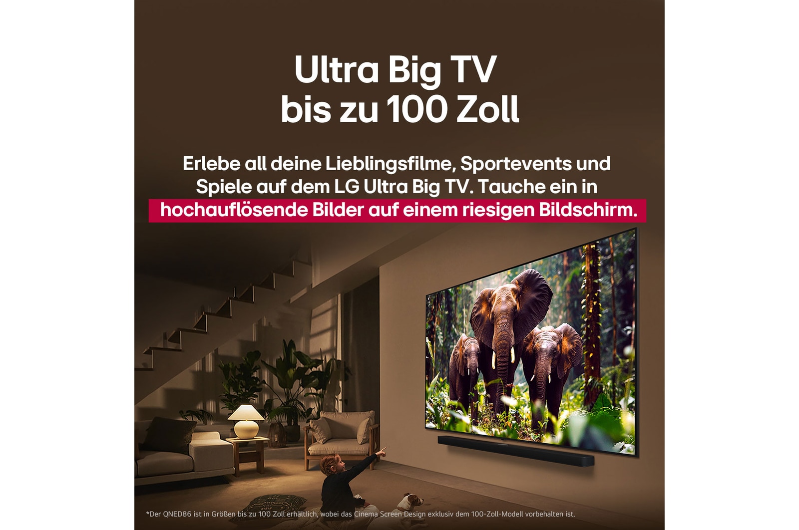 Ein M?dchen und ein Hund sitzen vor einem LG QNED-Fernseher, der an einer Wand montiert ist und drei Elefanten zeigt, die über einer LG Soundbar nach au?en laufen. Der Titel spricht davon, dass jede Aktion auf einem gro?en Bildschirm noch spannender ist.