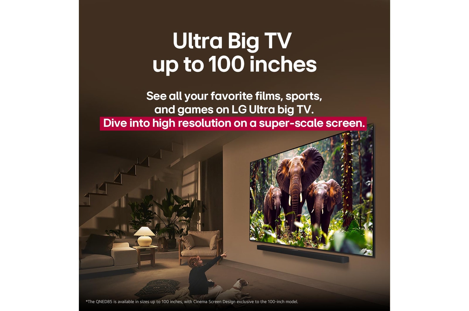 Ein M?dchen und ein Hund sitzen vor einem LG QNED-Fernseher, der an einer Wand montiert ist und drei Elefanten zeigt, die über einer LG Soundbar nach au?en laufen. Der Titel spricht davon, dass jede Aktion auf einem gro?en Bildschirm noch spannender ist.