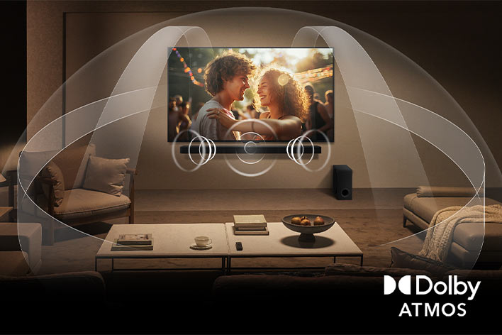 Ged?mpft beleuchtetes, gemütliches Wohnzimmer mit einem LG QNED-Fernseher an einer Wand mit einer LG Soundbar. Die Grafiken zeigen, wie Dolby Atmos den gesamten Raum mit Surround Sound aus allen Richtungen füllt. Das Dolby Atmos-Logo befindet sich in der unteren rechten Ecke.	