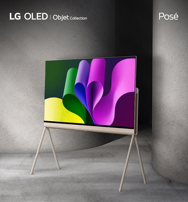 Posé-Ansicht von hinten gesehen. Kamera zoomt heran, wenn Posé sich nach links dreht, verlangsamt für Nahansicht des LG Objet-Logos und Ansicht von der Seite.  Posé endet im 45°-Winkel links mit farbenfrohem, abstraktem Kunstwerk auf dem Bildschirm, da zwischen zwei gro?en grauen S?ulen platziert.