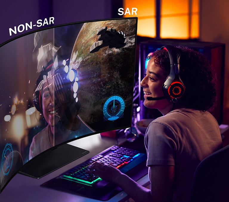 Ein Bild einer Person, die auf einem LG OLED Flex spielt. Die rechte Seite des Bildschirms ist mit SAR-Technologie ausgestattet und zeigt nur die Spielgrafik. Die linke Seite des Bildschirms ist nicht SAR-f?hig und zeigt eine Spiegelung des Gesichts des Spielers.