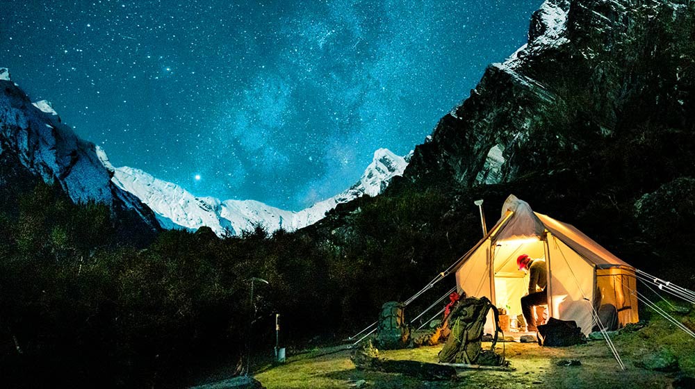 Ein Video mit einem Bild einer Person beim Campen in den Bergen. Ein Raster liegt über dem Bild und stellt die verschiedenen Bereiche besser dar für eine hellere, ausdrucksst?rkere Bildgebung.
