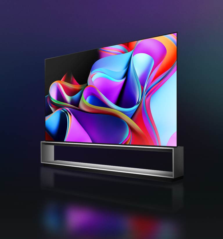 Das Video beginnt mit dem Schriftzug LG SIGNATURE OLED 8K in wei?er Schrift und dem LG 8K OLED evo TV Z3 Floor Stand vor einem schwarzen Hintergrund. Dann verschwindet der Schriftzug, und der OLED-Bildschirm erscheint über seinem Sockel. Das Video zoomt heraus und zeigt das gesamte LG 8K OLED TV Z3. Der Bildschirm ist mit einem farbenfrohen, abstrakten Kunstwerk gefüllt und der Hintergrund wechselt zu einem blauen und lila Farbverlauf.