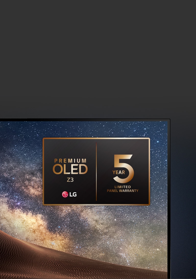 Ein Bild der Nordlichter wird auf einem LG OLED TV angezeigt. Die obere Ecke des Fernsehers liegt auf einem schwarzen Hintergrund, wo ein himmel?hnlicher Farbverlauf weitergeht. Das Logo für die 5-Jahres-Garantie wird ebenfalls auf dem Fernsehbildschirm angezeigt.