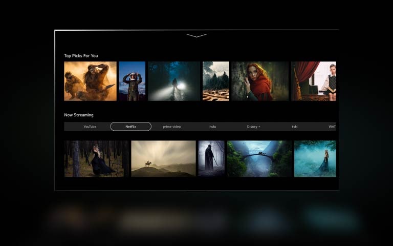 Die Gr??e eines Clips aus einem Science-Fiction-Film wird ge?ndert und wird zu einem Bild auf dem Bildschirm des neuen webOS23 Home Screens. Nach dem Herunterscrollen zeigt die Startseite personalisierte Empfehlungen und trendige Inhalte an.