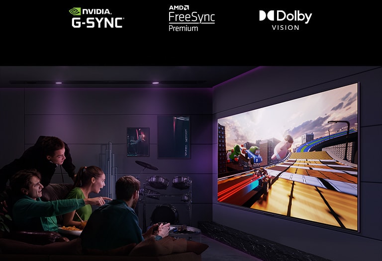 Ein Bild von drei M?nner, die auf einem LG OLED TV in einer modernen Stadtwohnung ein Rennspiel spielen.
