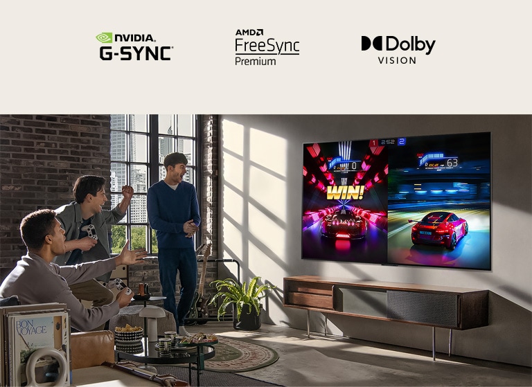 Ein Bild von drei M?nner, die auf einem LG OLED TV in einer modernen Stadtwohnung ein Rennspiel spielen.