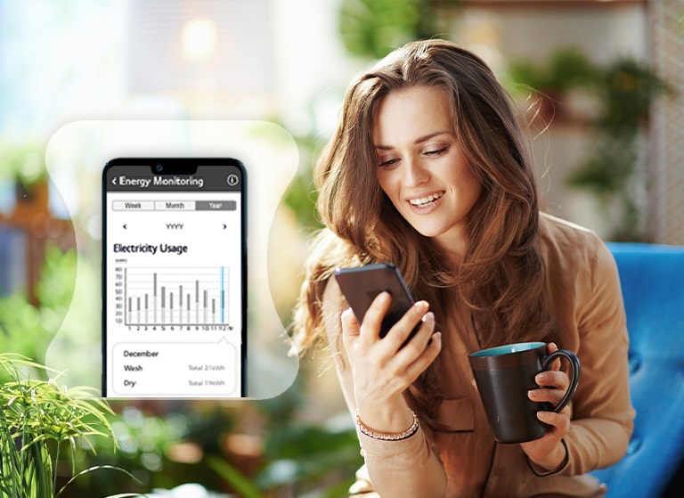 Eine Frau, die ihren Energieverbrauch über die ThinQ?-App überwacht