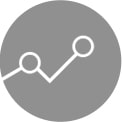 Eine Waschmaschine steht in einer Waschküche. Eine Hand, die ein Telefon in der Hand h?lt, zeigt den Bildschirm in die Kamera, und der Bildschirm zeigt die Wartungsinformationen und den Energieverbrauch mit einem WiFi-Symbol über dem Bildschirm an.