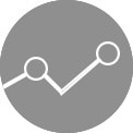 In einem Waschraum steht eine Waschmaschine. Eine Hand, die ein Telefon h?lt, zeigt den Bildschirm in die Kamera. Auf dem Bildschirm werden die Wartungsinformationen und der Energieverbrauch mit einem WLAN-Symbol über dem Bildschirm angezeigt.
