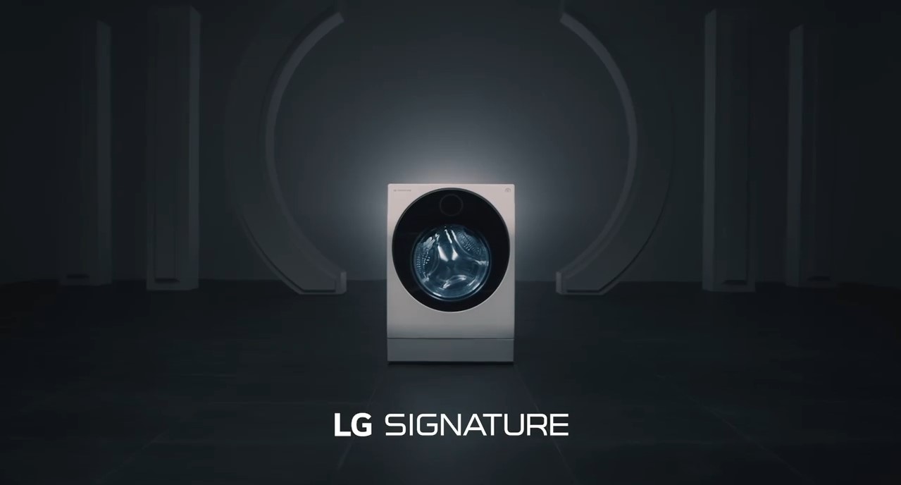 Zeigt eine LG Signature Waschmaschinen-Trockner-Kombination an einem vertr?umten Ort. Es gibt eine Schaltfl?che für die Wiedergabe des Videos.
