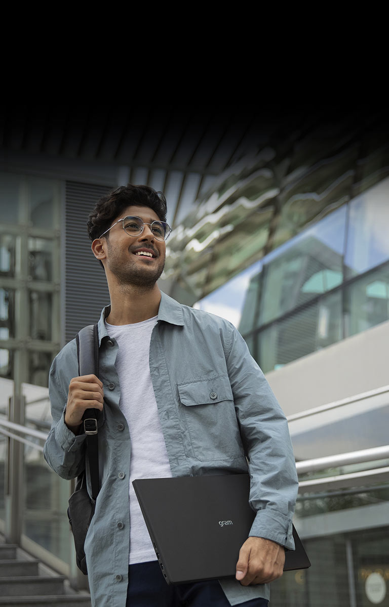 Ein Mann h?lt ein LG gram in der Hand und wechselt nach Belieben seinen Standort