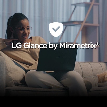Eine Frau arbeitet an einem ihre Privatsph?re schützenden LG gram.