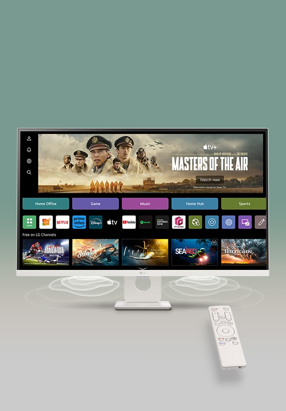 Auf dem Bildschirm des Smart Monitors wird die webOS-Oberfl?che angezeigt. Aus den unteren Ecken des Monitors kommen Lautsprecherwellen und an der rechten Seite des Bildschirms befindet sich eine Fernbedienung.
