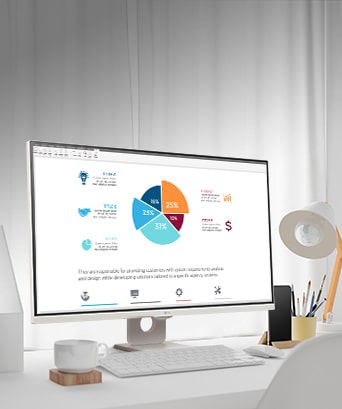 Auf dem Tisch steht ein intelligenter Monitor, auf dem ein Dokument aus dem Home Office zu sehen ist, an dem gerade gearbeitet wird. Links vom Monitor befindet sich eine Tasse mit Henkel, rechts ein Mobiltelefon, ein Stifthalter und ein Standfu?.