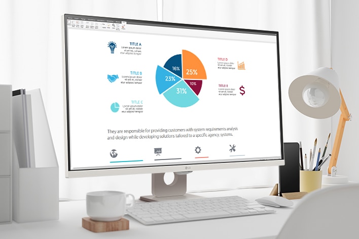Auf dem Tisch steht ein intelligenter Monitor, auf dem ein Dokument aus dem Home Office zu sehen ist, an dem gerade gearbeitet wird. Links vom Monitor befindet sich eine Tasse mit Henkel, rechts ein Mobiltelefon, ein Stifthalter und ein Standfu?.