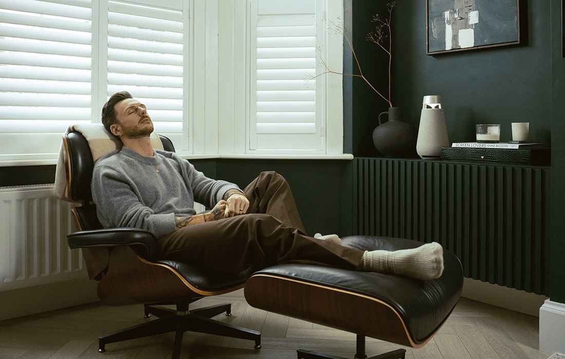 Entspannen auf dem Wohnzimmer-Sessel und Genie?en von Musik mit XBoom-Lautsprecher