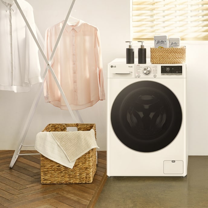 Saubere, frisch gewaschene Hemden h?ngen auf einem W?schest?nder neben der LG-Waschmaschine.