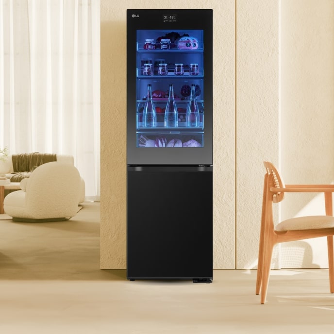In einem gemütlichen, beige get?nten Essbereich steht der LG InstaView Kühlschrank mit eingeschalteter Spiegelfunktion.