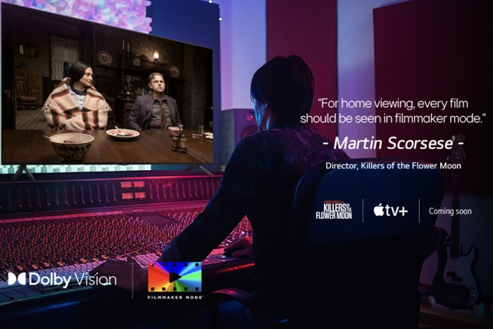 Ein Regisseur vor einem Bedienfeld, das den Film ?Killers of the Flower Moon“ auf einem LG OLED-Fernseher bearbeitet. Ein Zitat von Martin Scorsese: ?Für das Heimkino sollte jeder Film im Filmmaker Mode angesehen werden“, überlagert das Bild mit dem ?Killers of the Flower Moon‘-Logo, dem Apple TV+-Logo und einem ?Coming Soon‘-Logo. Unten links sind das Dolby Vision-Logo und das Filmmaker Mode-Logo zu sehen. 