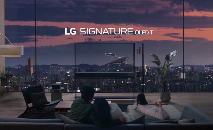 Wale schwimmen in die linke Ecke des LG SIGNATURE OLED T, w?hrend der Wasserspiegel sinkt und den transparenten Bildschirm freigibt. Der Rahmen zoomt heraus und zeigt den LG SIGNATURE OLED T in einem Foyer vor Menschen, die auf der Couch sitzen, w?hrend die Wale weiter über den transparenten Bildschirm schwimmen und eine Stadtsilhouette vor einem Abendhimmel enthüllen. 