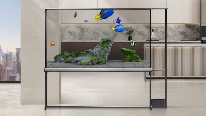 Der Bildschirm des LG SIGNATURE OLED T zeigt T-Home und schaltet dann auf Always Ready um, wo das T-Objet mit dem Titel "Aquarium" ausgew?hlt ist. Auf dem transparenten Bildschirm des LG SIGNATURE OLED T wird eine Aquariumszene dargestellt.