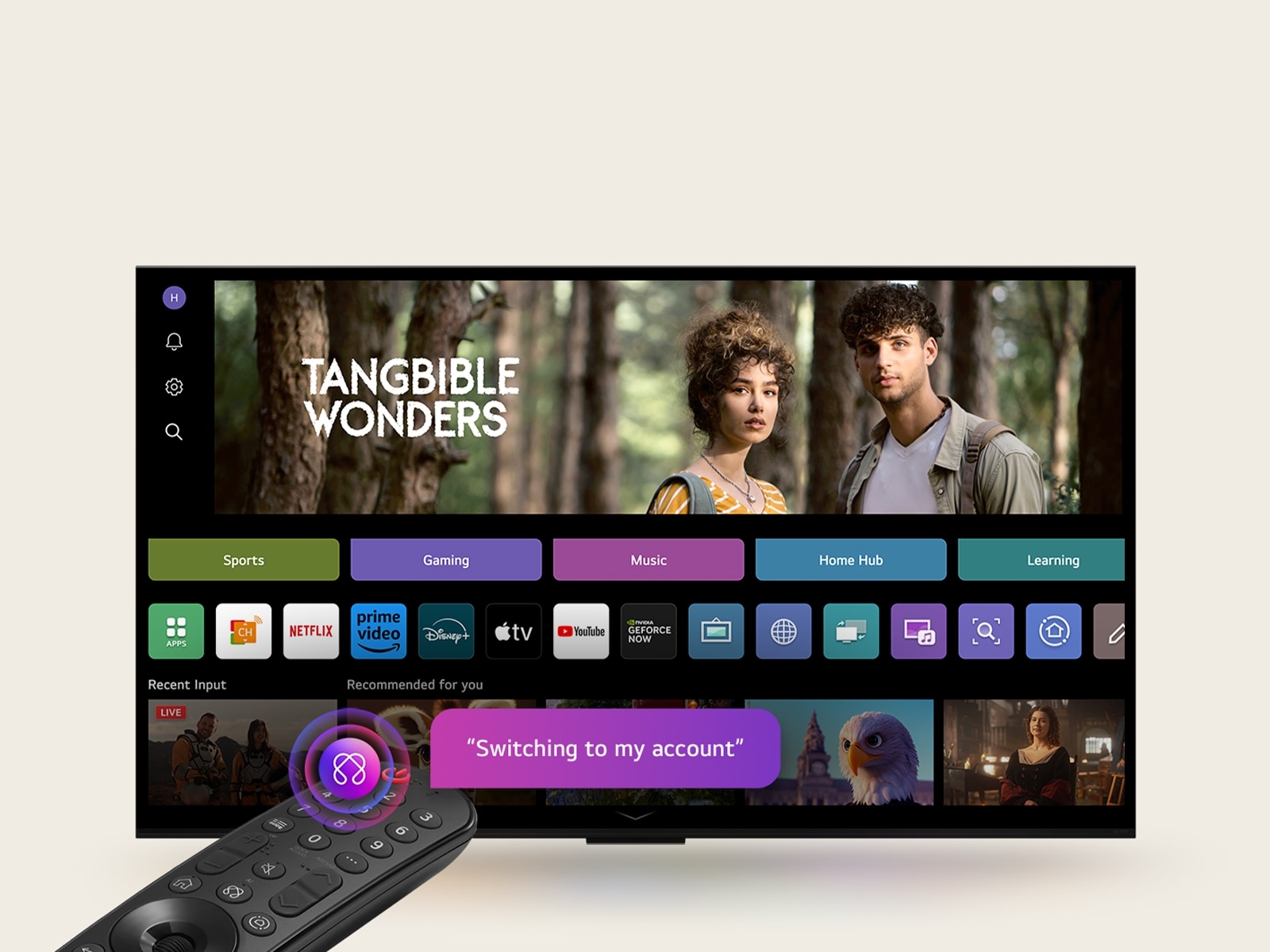 Auf dem Bildschirm eines LG OLED-Fernsehers befindet sich die webOS 25-Startseite, die mit Apps und Unterhaltungsinhalten gefüllt ist. Neben dem Fernseher befindet sich die LG AI Magic Remote-Fernbedienung. Die AI-Taste ist hervorgehoben, als ob sie durch die Stimme des Benutzers aktiviert wurde. Daneben befindet sich eine Sprechblase, in der "Wechsle zu meinem Profil" steht.