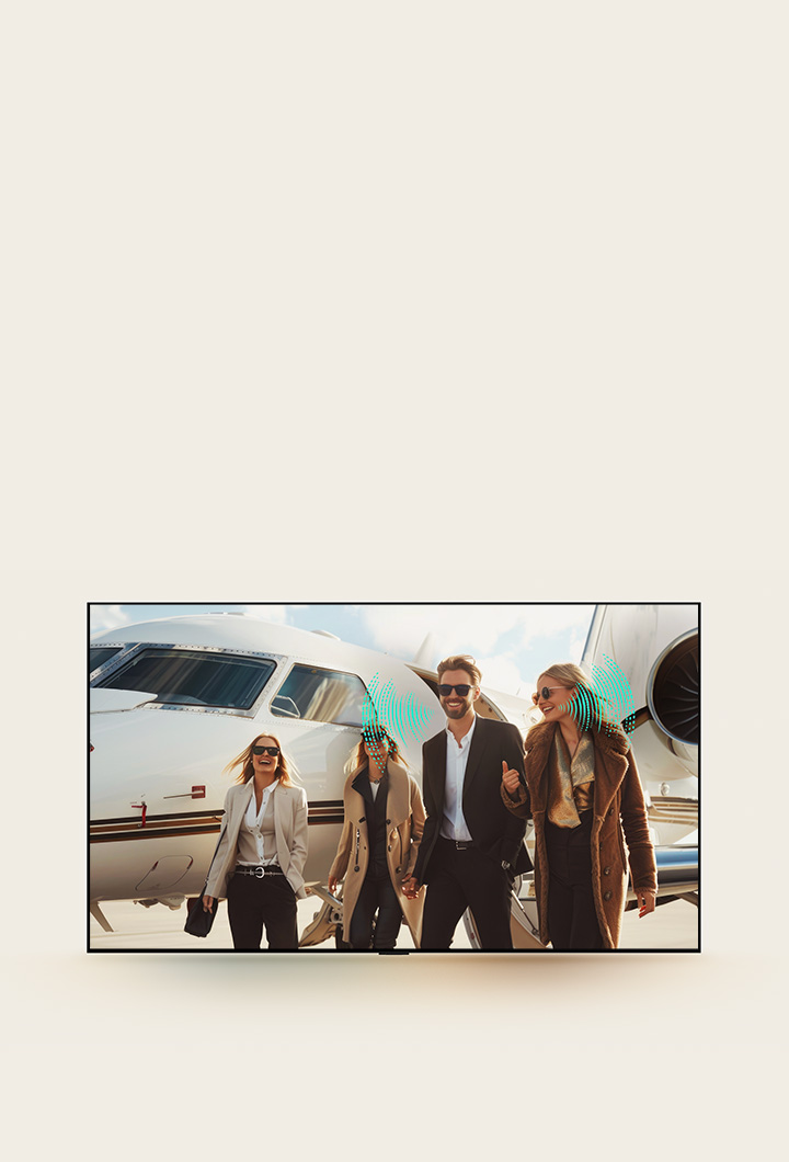 Eine Gruppe von Menschen, die auf einer Landebahn eines Flughafens gehen. Hinter ihnen steht ein Flugzeug. Es sieht so aus, als ob die Gruppe gerade aus dem Flugzeug gestiegen ist und die Motoren noch laufen. Abstrakte Schallwellen kommen von einigen der Personen, w?hrend sie sich unterhalten. Dies zeigt, dass trotz der lauten Hintergrundger?usche die Stimmen mit Al Voice Remastering leicht zu h?ren und zu verstehen sind.