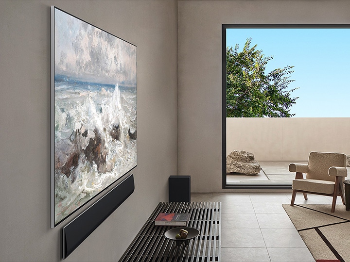 Schr?ge Seitenansicht eines wandmontierten LG OLED-Fernsehers in einem Wohnzimmer eines Premium-Haus. Es ist zu erkennen, dass es keinen Spalt zwischen dem Fernseher und der Wand gibt. 