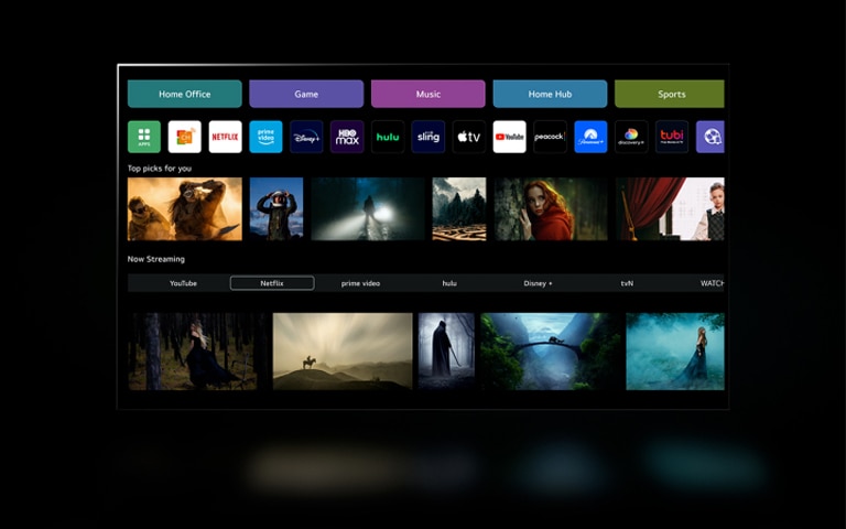 Die Gr??e eines Clips aus einem Science-Fiction-Film wird ge?ndert und wird zu einem Bild auf dem Bildschirm des neuen webOS23 Home Screens. Nach dem Herunterscrollen zeigt die Startseite personalisierte Empfehlungen und trendige Inhalte an.