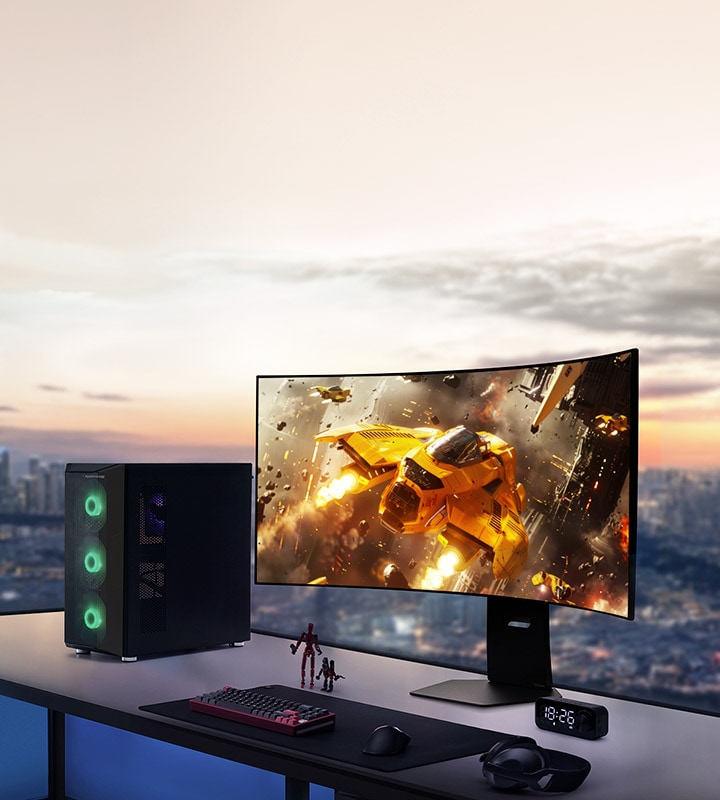 LG UltraGear 45GX950A, der weltweit erste 5K2K Curved OLED-Gaming-Monitor, auf einem Schreibtisch mit Gaming-PC und Zubeh?r pr?sentiert, zeigt eine lebendige Weltraumkampfszene auf dem Bildschirm.