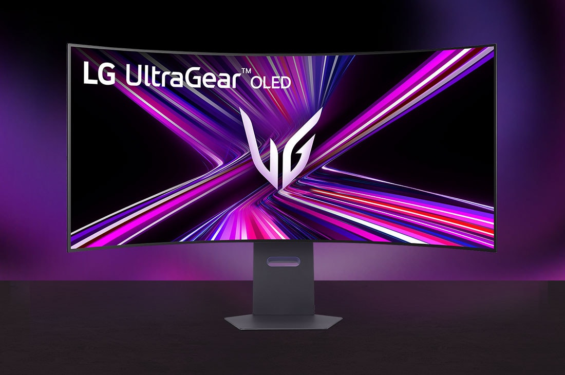 Vorderansicht des LG UltraGear 45GX950A Monitors mit einem breiten, gebogenen Bildschirm und schwarzem Standfu?.