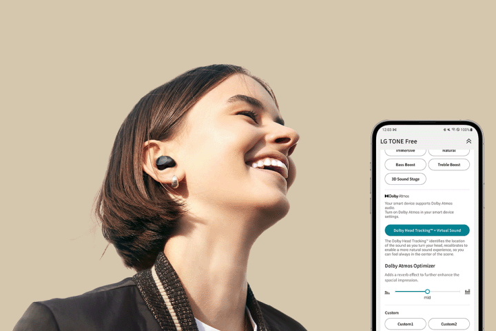 Eine Frau, die die T90S tr?gt, l?chelt. Um ihren Kopf herum ist eine Klangkugel abgebildet, um die Raumklangfunktion zu betonen. Auf der rechten Seite wird eine Smartphone-Oberfl?che gezeigt, um zu verdeutlichen, dass diese Funktion in der TONE Free-App verfügbar ist.