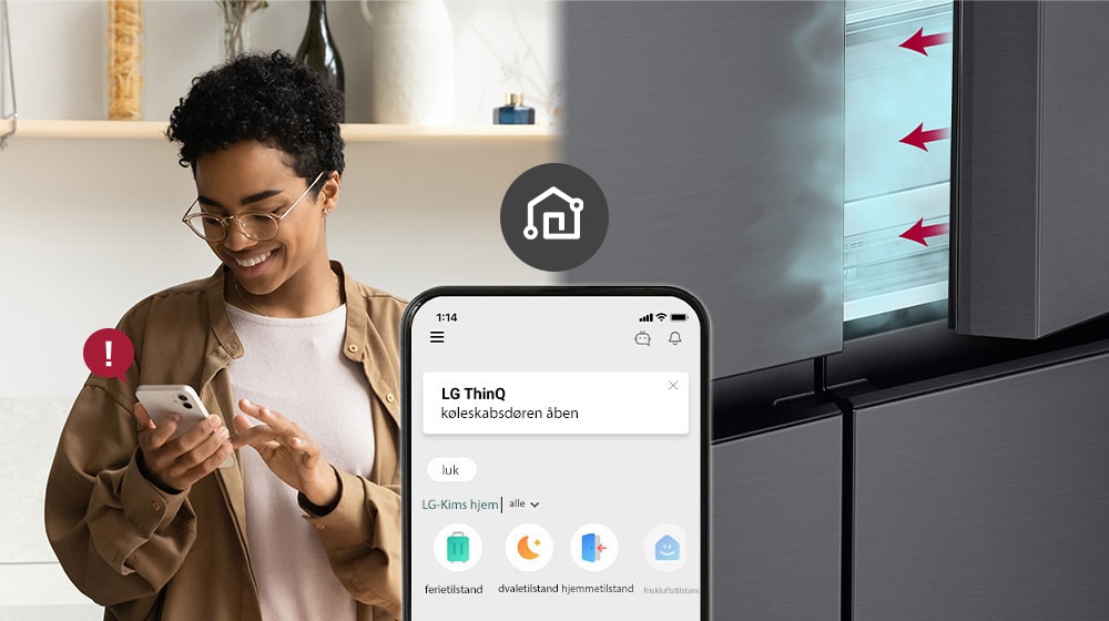 Billedet til venstre viser kvinden, der betragter sin mobiltelefon. Billedet til h?jre viser k?leskabsd?ren, som er blevet efterladt ?ben. I forgrunden af de to billeder viser sk?rmen p? telefonen beskeder fra LG ThinQ-appen og wifi-ikonet over telefonen.