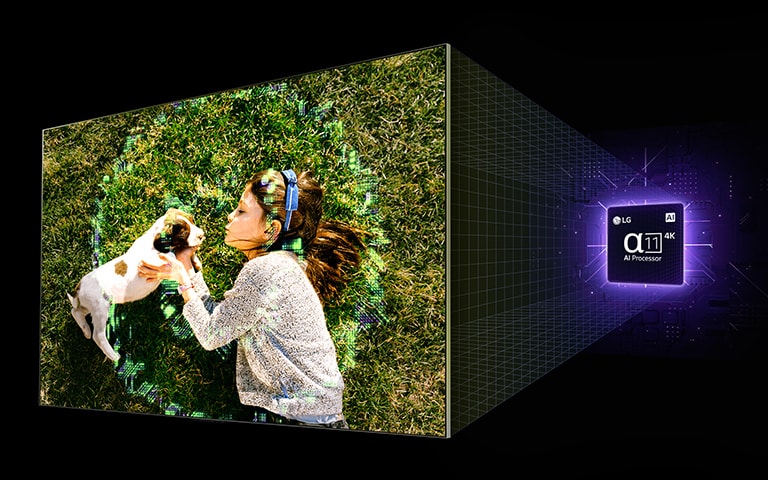 Et LG AI TV sv?ver i en vinkel p? en sort baggrund og viser et billede af en pige med en hund, og grafik af alpha 11 AI Processor 4K sv?ver bagved, oplyst af lilla neonlys. Gitterlinjer projiceres fra chipset til TV og en krusningseffekt fremkommer p? TV-sk?rmen, mens billedet bliver lysere. Chipset og TV bliver til ét, drejer mod forsiden og en LG Magic Remote fremkommer i midten nederst. Sk?rmbilledet bliver mindre, og Magic Remote ruller gennem menuen “De bedste anbefalinger til dig”. F?lgende logoer vises: LG Channels, Netflix, Prime Video, Disney+, Apple TV, YouTube, Spotify, Twitch, GeForce Now og Udemy.