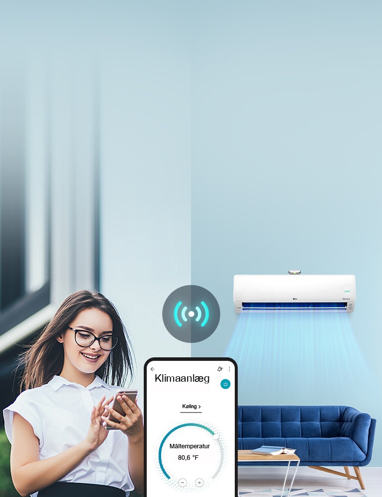 Kvinden er udenfor og justerer klimaanl?gget i huset med sin mobiltelefon.