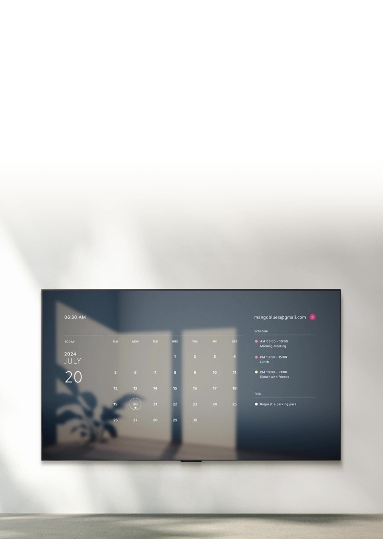 Et LG TV, der viser et billede af en solopgang med tidspunkt, dato, vejret og temperaturen samt teksten “God morgen”. En taleboble med teksten “Hej LG” toner frem og v?k, efterfulgt af en taleboble med teksten “Vis mig denne uges tidsplan”. Sk?rmen toner over i et billede af Google Kalender og den daglige tidsplan.