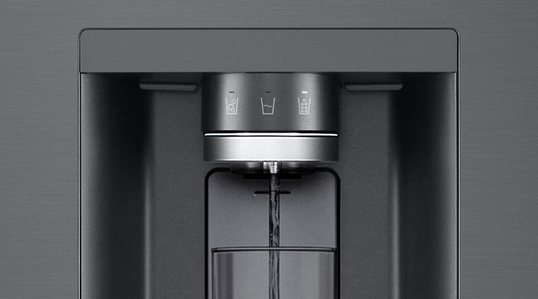 En video begynder, hvori vises vanddispenseren, som der er zoomet ind p?. K?leskabets ydre bliver klart, og nu kan den indvendige side af d?ren samt dispenserdysens mekaniske dele ses. Videoen zoomer yderligere ind for at vise de sm? vanddr?ber, der falder gennem dysens UVnano-del, som reducerer bakterierne. Videoen zoomer ud igen, s? man kan se k?leskabets ydre, mens vand h?ldes op fra dispenseren i et glas.